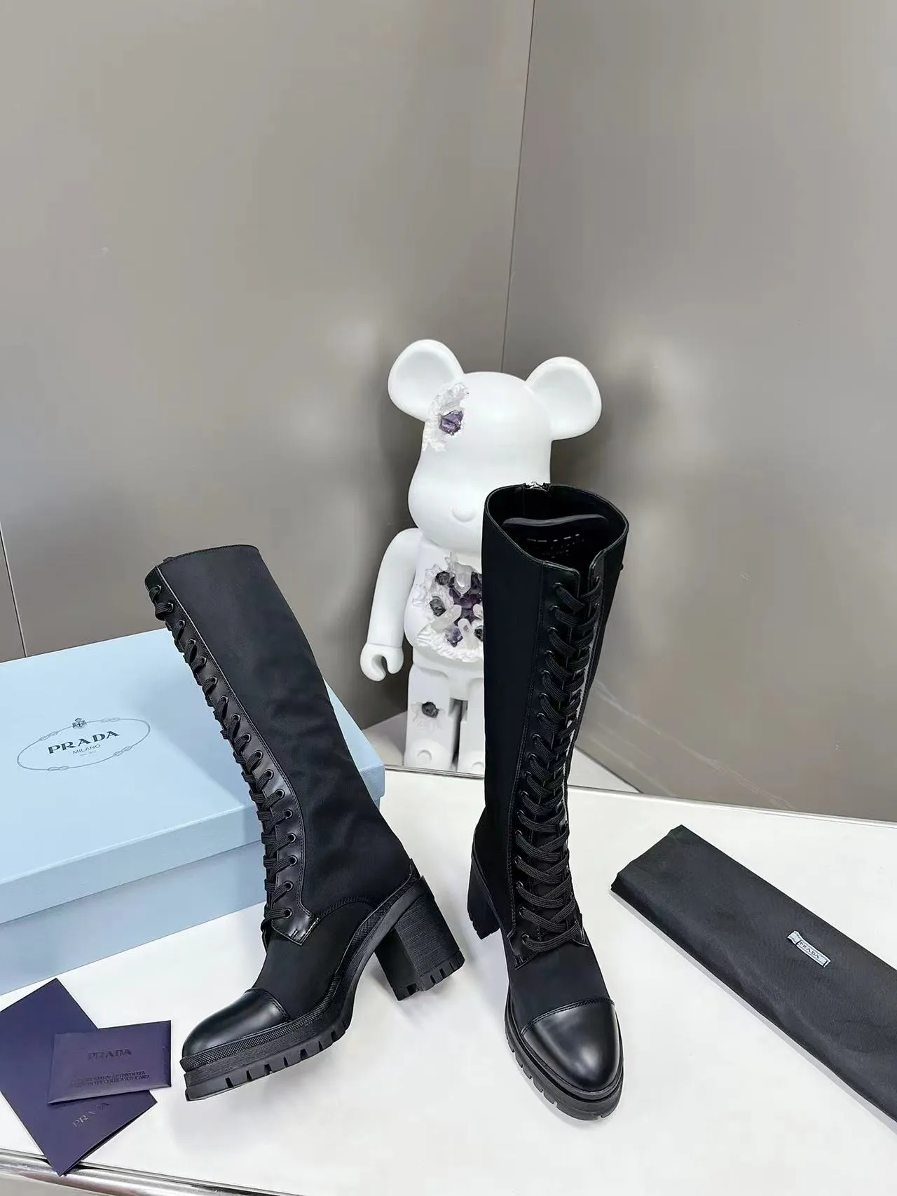 👟👟Ex-factory price 700👟👟 2022SSS re-launches the new and newest boot length of Poundala —————————— 💥PRADA’s spring morning T catwalk show is the same model "Dream City Night". Prada can focus on the right scene. It has a fresh breeze with a sense of luxury. It is perfect on the feet. 💃💃 Wear it with the matching shoes. It is elegant and high-quality, crystal clear and has various qualities. The materials are uniquely designed by the company and must be zero-edged. The entire series is full of exciting and interesting combinations of exterior elements. Different materials and textured fabrics express a strong artistic flavor. You can slightly appreciate the changing styles of Prada girls. 1⃣Upper: matte glossy open edge scarlet, 2⃣Lining: imported sheepskin lining 3⃣Outsole: original Italian large color original 4⃣🔺original foot pads, size female 35M-40M